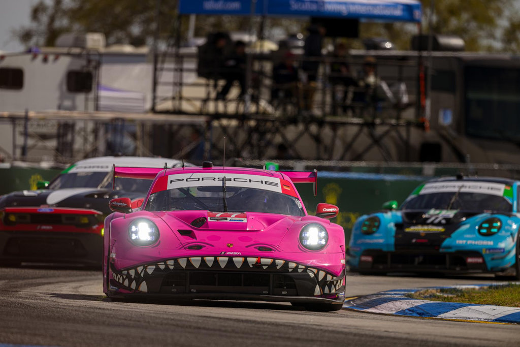 I den lyserøde Roxy – AO Racings Porsche 911 GT3 R Evo – deltager Mikkel O. Pedersen den 18. april i det amerikanske IMSA-løb i Long Beachs gader
(Foto: AO Racing)